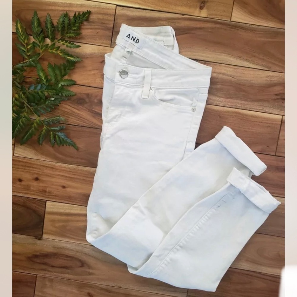 A.N.D. White Distressed Cuff Skinny Jean size 26